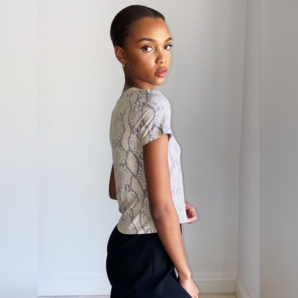 Aritzia Babaton Everyday T-Shirt in Light  Grey Smoke Snakeskin Print Size XXS - Picture 13 of 16